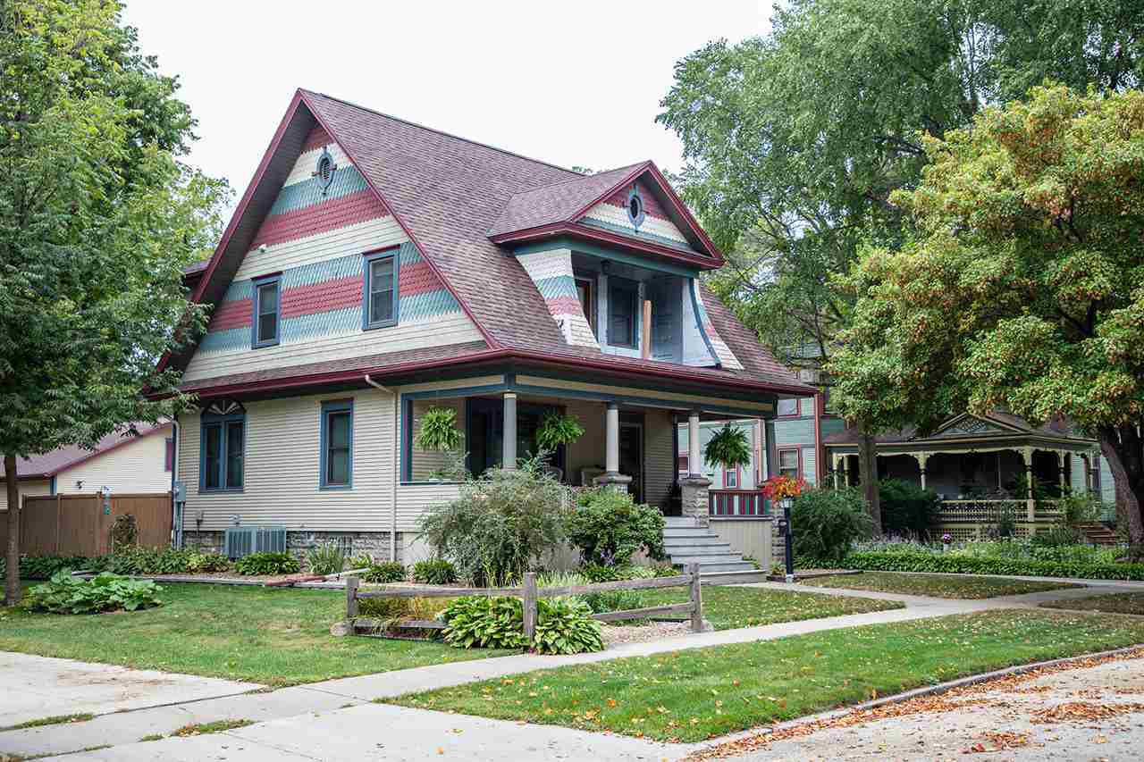 Property Photo:  422 SE 2nd Street  IA 50677 