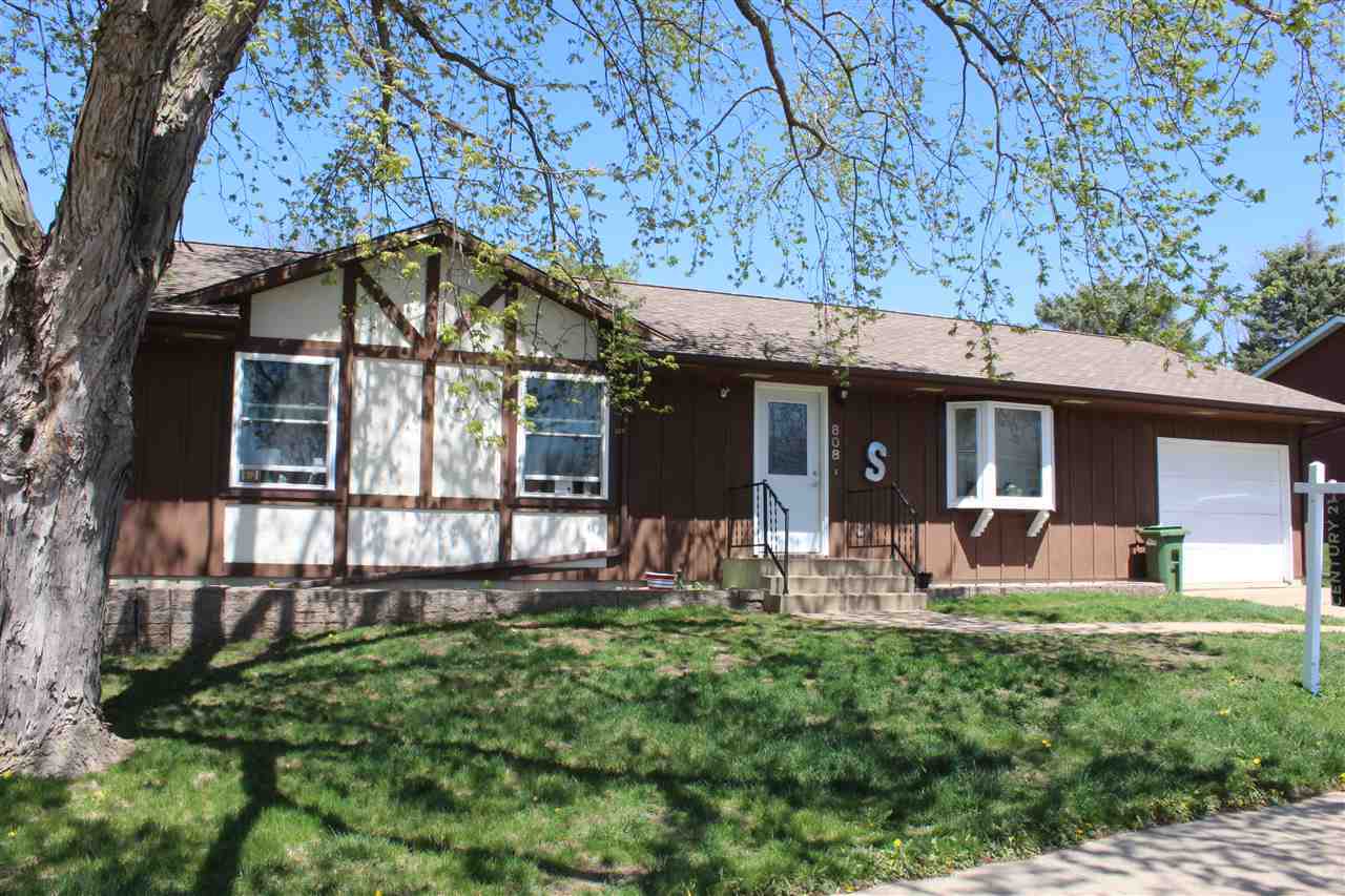 Property Photo:  808 NW 9th Avenue  IA 50677 