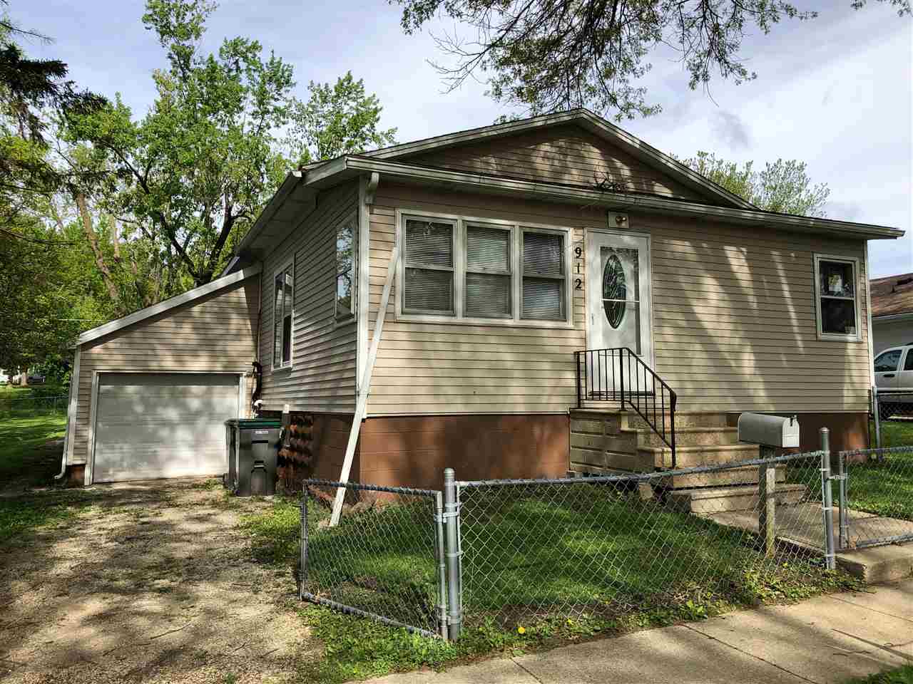 Property Photo:  912 NE 2nd Avenue  IA 50662 