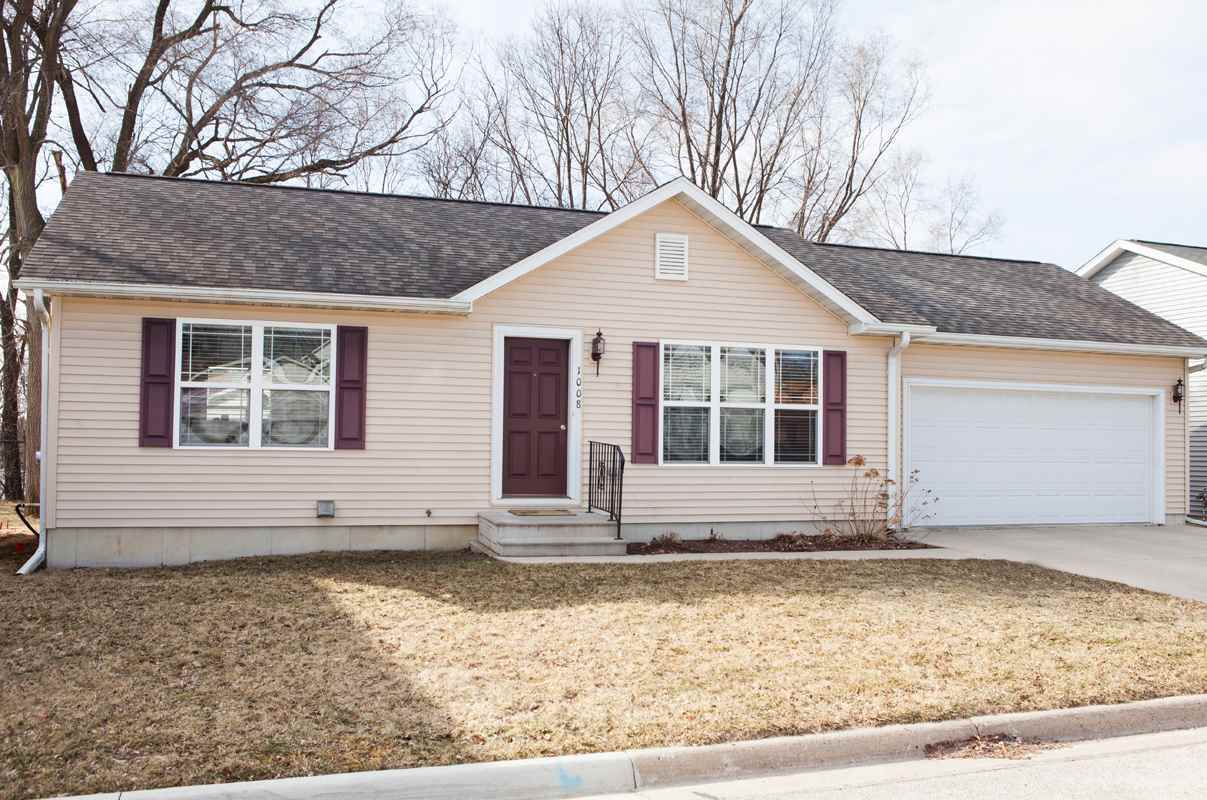 Property Photo:  1008 Bronson Avenue  IA 50677 