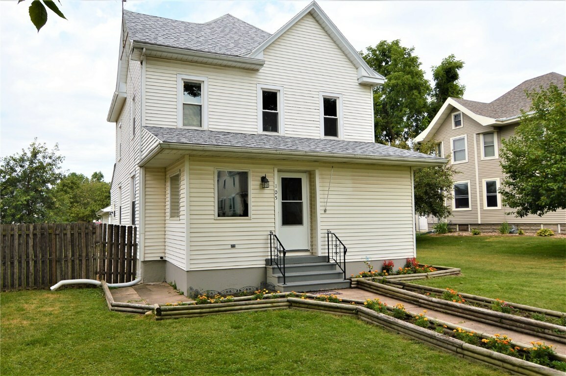 Property Photo:  105 3rd Avenue  IA 52249 