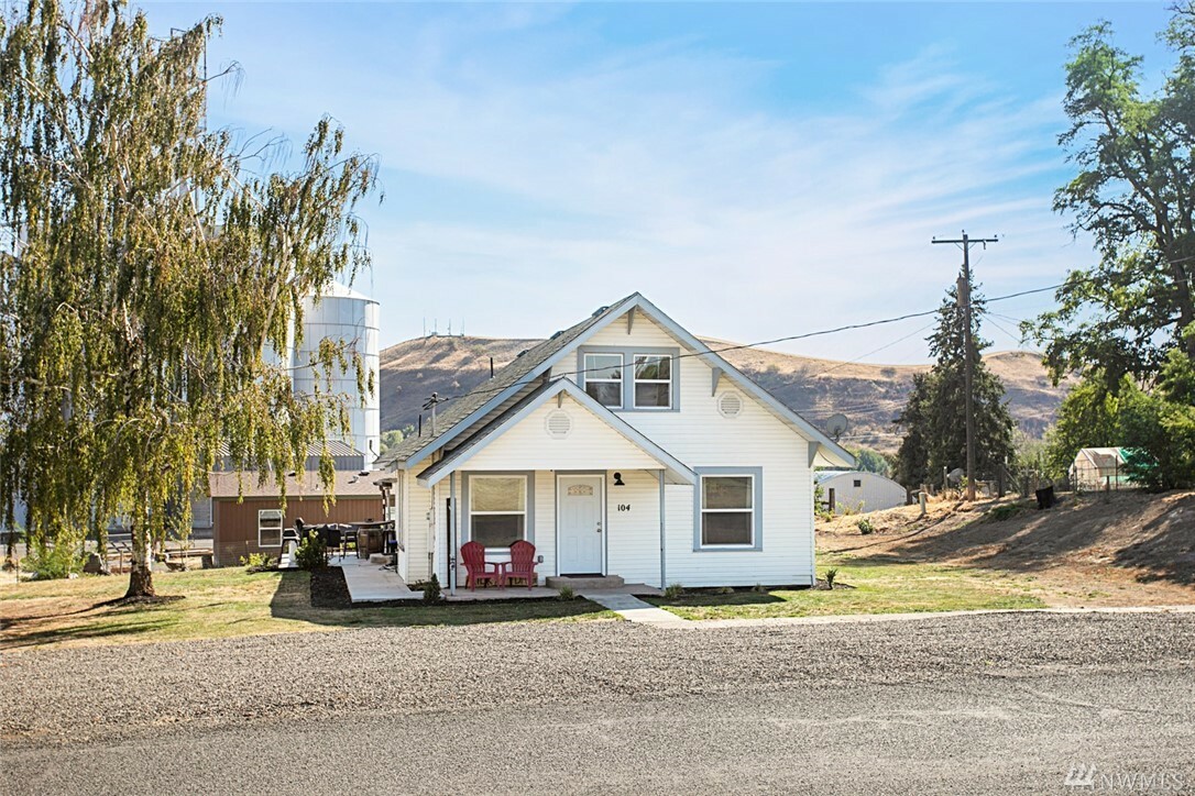 Property Photo: 104 W First St WA 99348