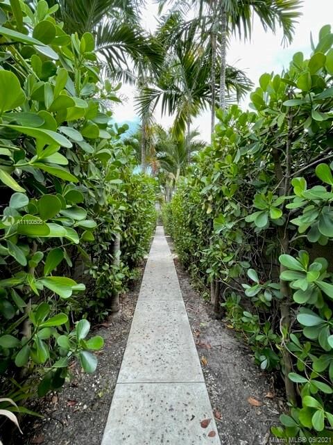 Property Photo: 118 NW 24th St 1 FL 33127