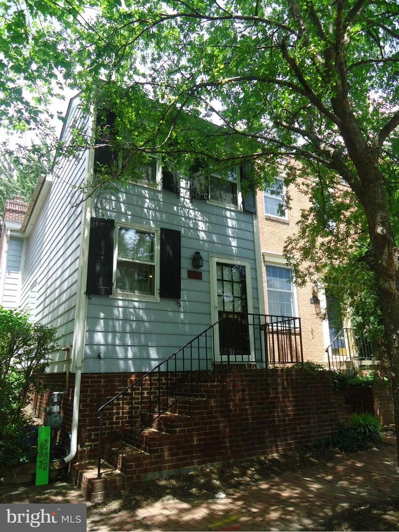 Property Photo:  813 Wolfe Street  VA 22314 