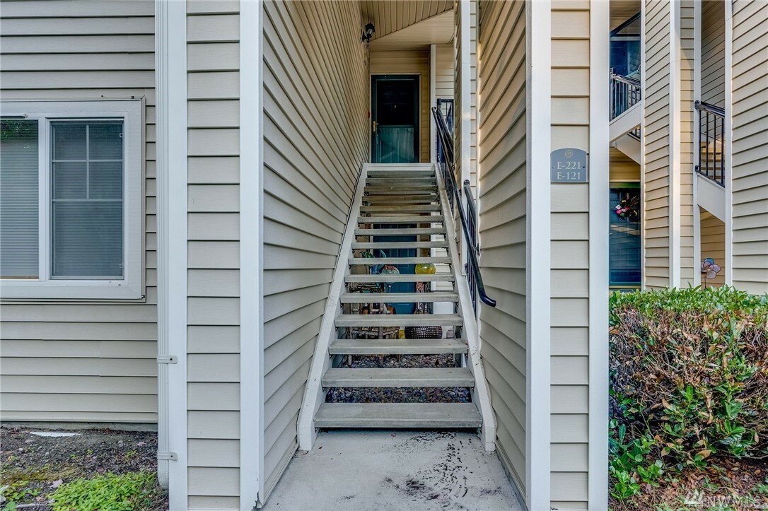 Property Photo:  2300 Jefferson Ave NE E-221  WA 98056 