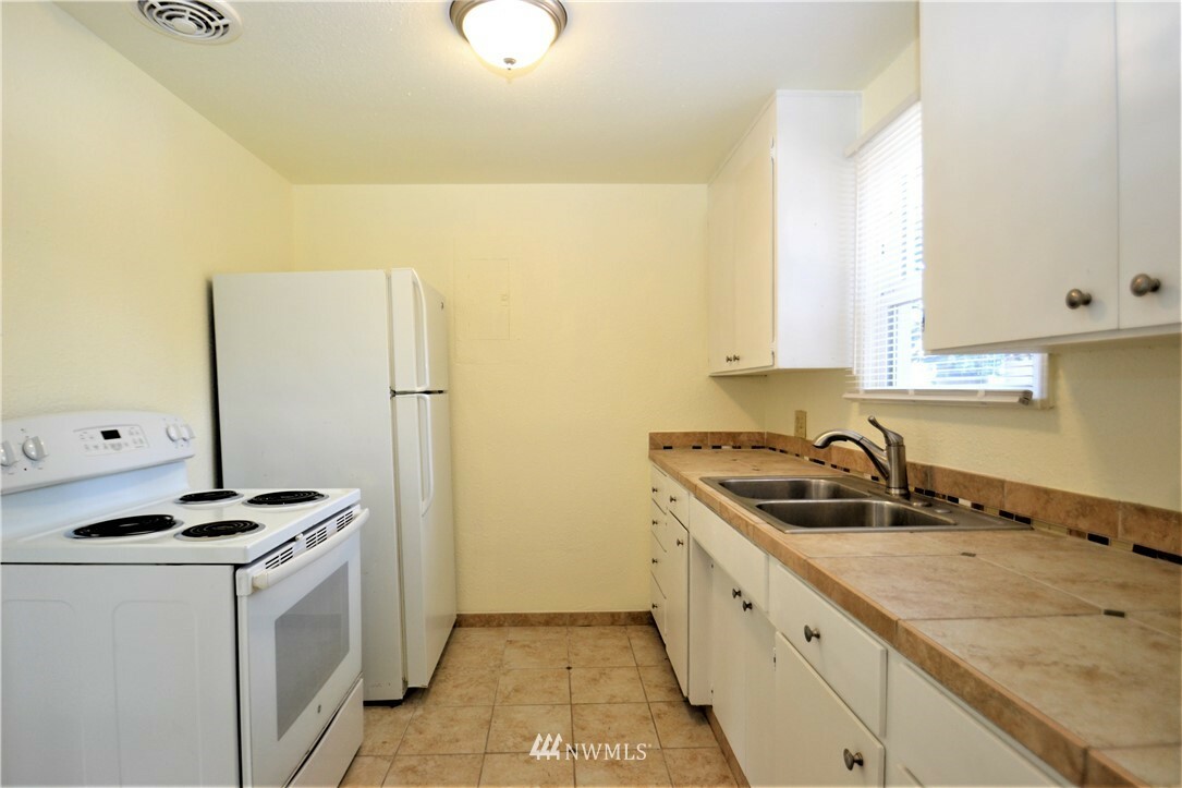 Property Photo:  2110 SW 104th Street  WA 98146 