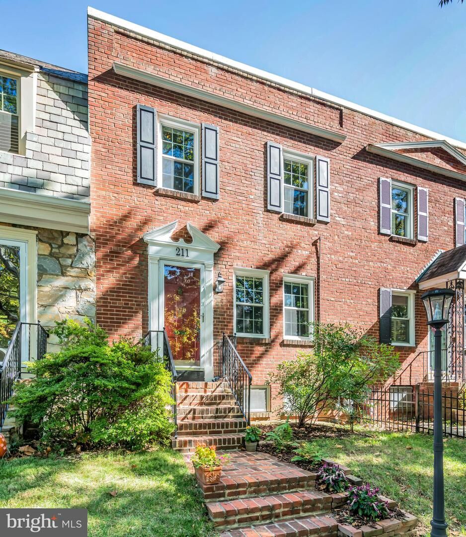 Property Photo:  211 Commonwealth Avenue  VA 22301 