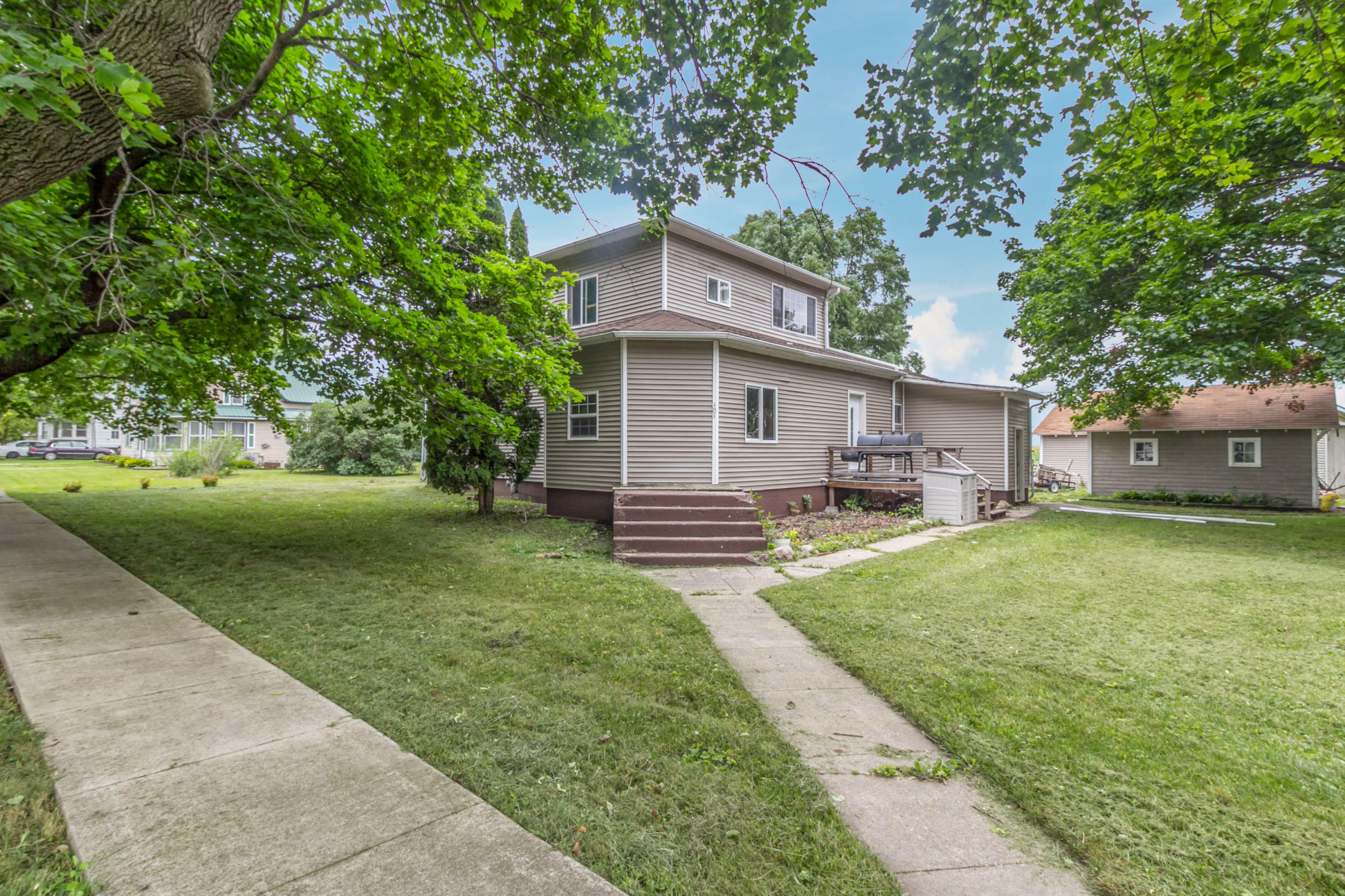 301 W Ionia Street  Radcliffe IA 50230 photo