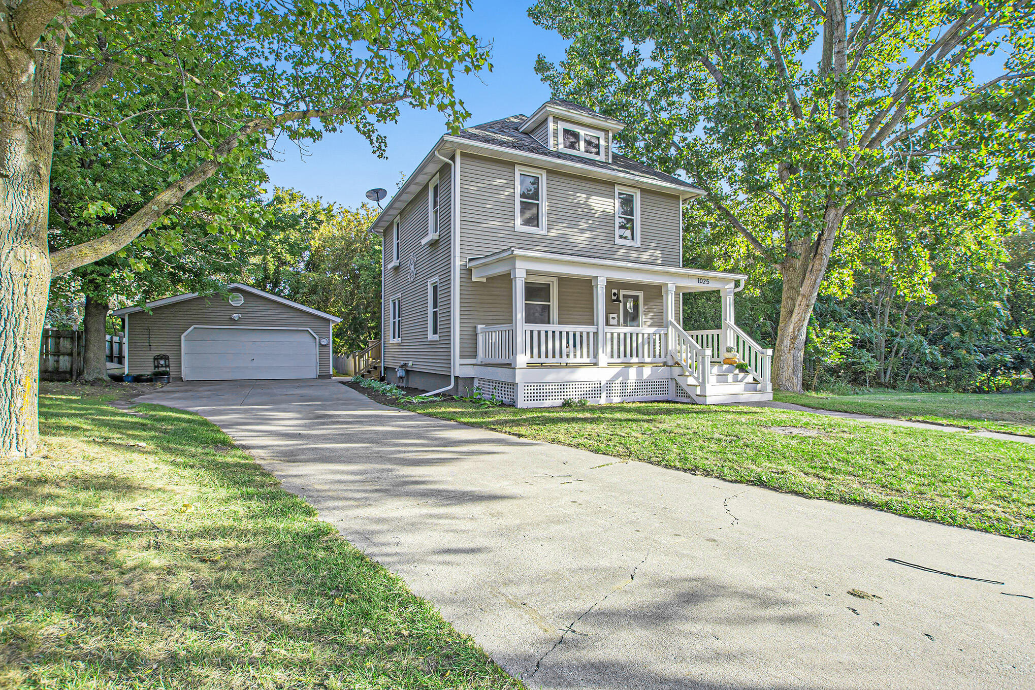 Property Photo: 1025 Fulton Street MI 49417