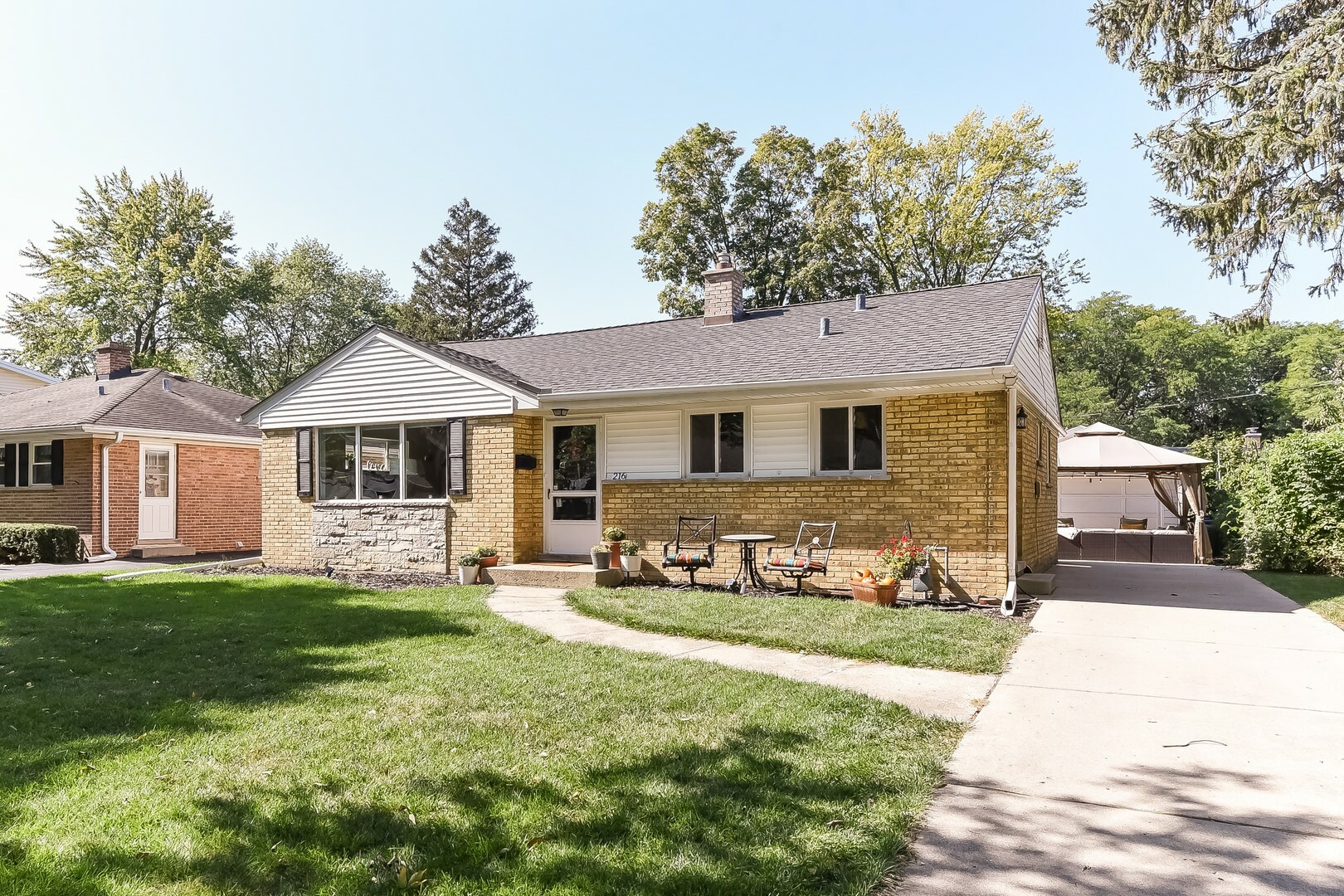 Property Photo: 216 N Fairview Avenue IL 60056