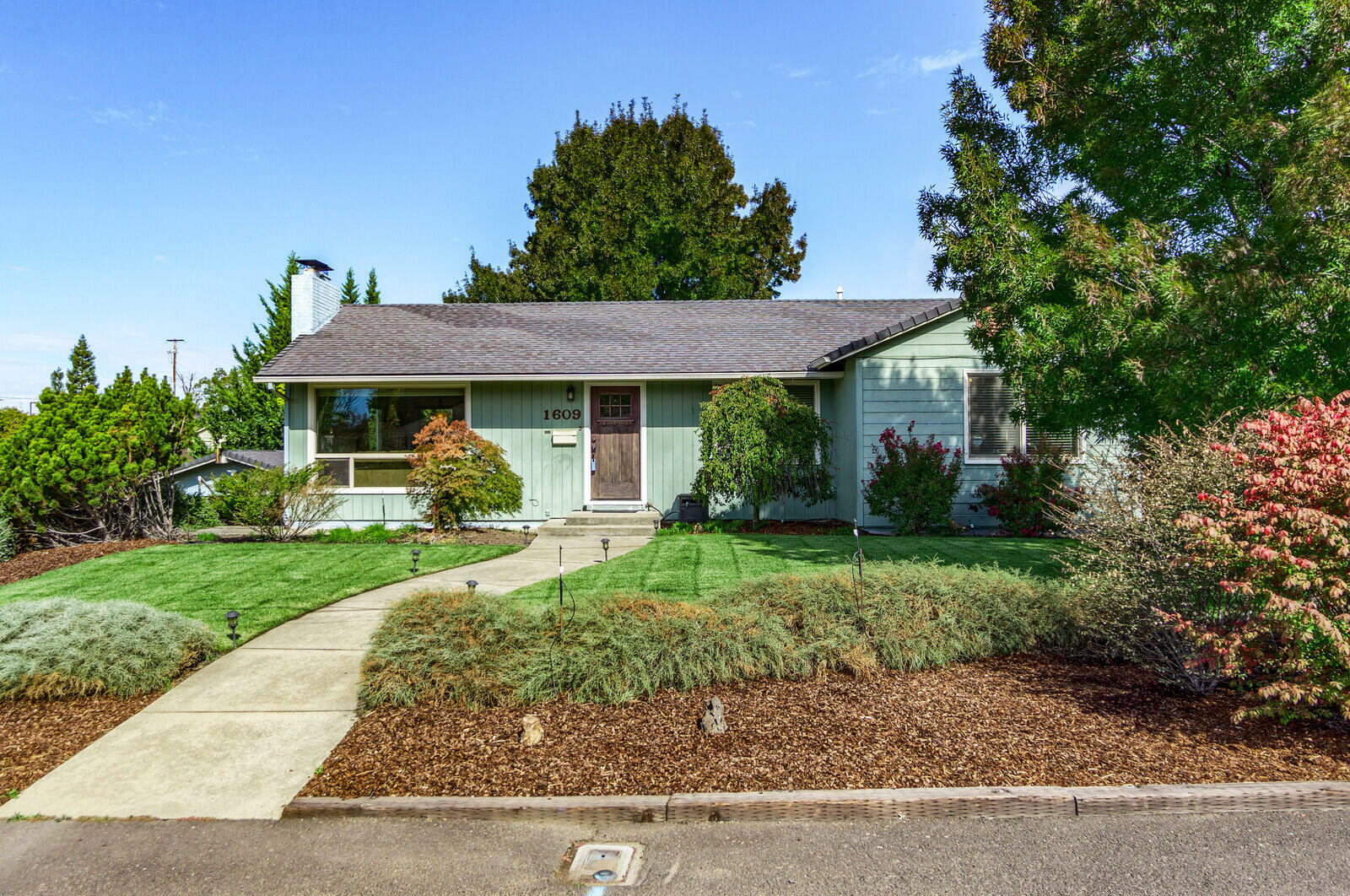 Property Photo:  1609 Lenora Drive  OR 97504 