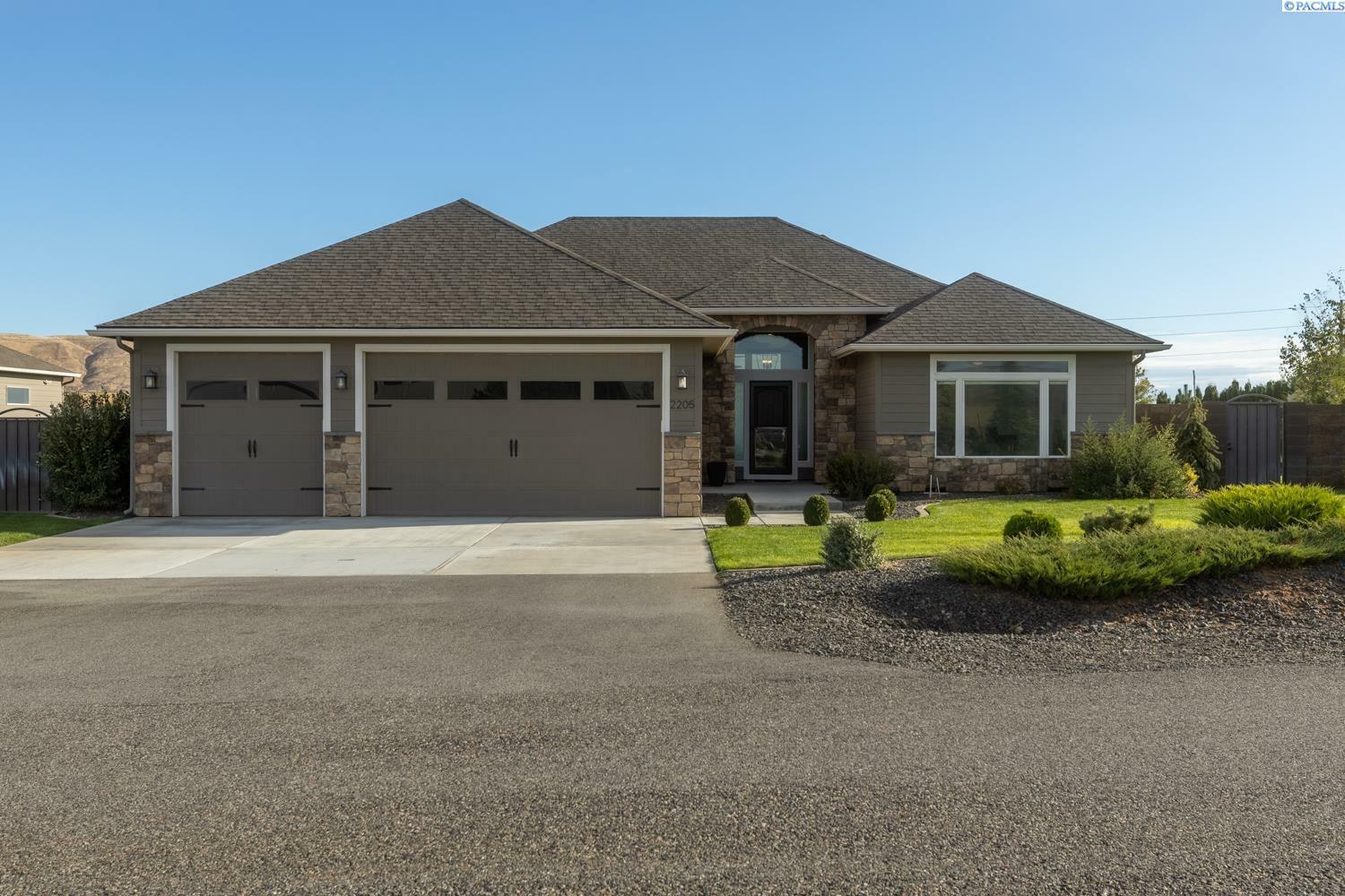 Property Photo:  2205 S Coulee Vista Dr  WA 99338 