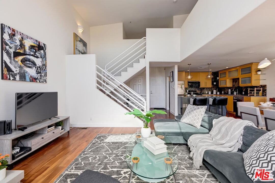 Property Photo:  1214   14th St 203  CA 90404 