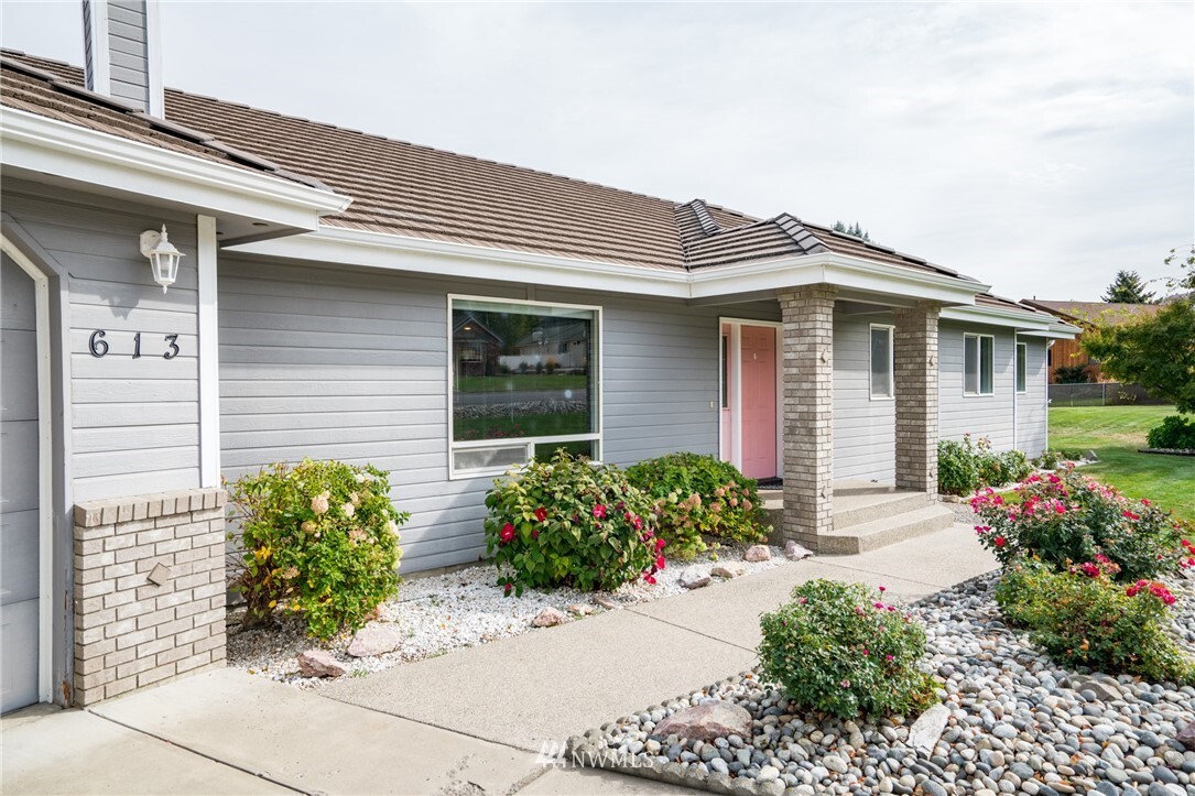 Property Photo: 613 Meadows Drive WA 98801