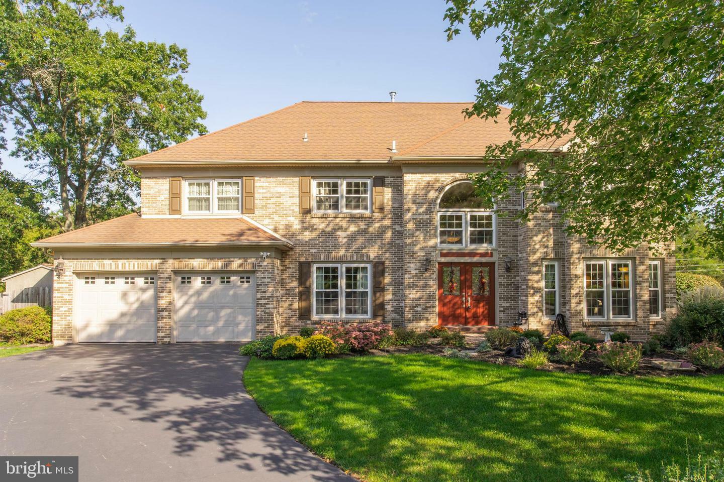 Property Photo: 706 Green View Lane PA 18901