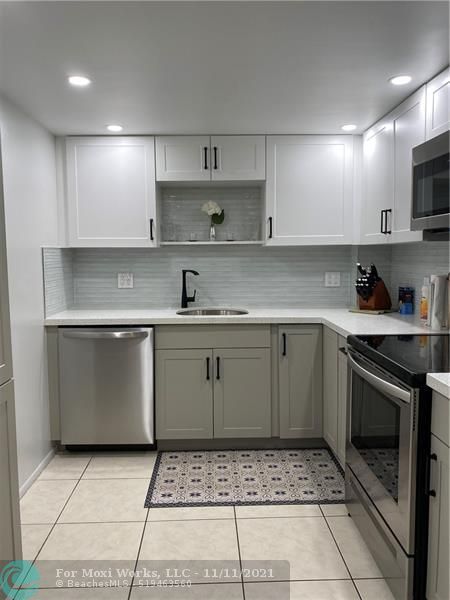 Property Photo:  3900 N Hills Dr  FL 33021