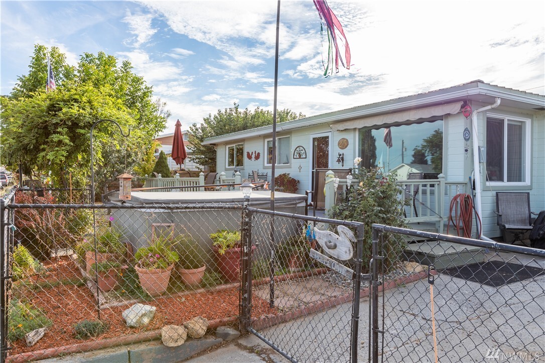 Property Photo: 215 N Ginko St WA 98851