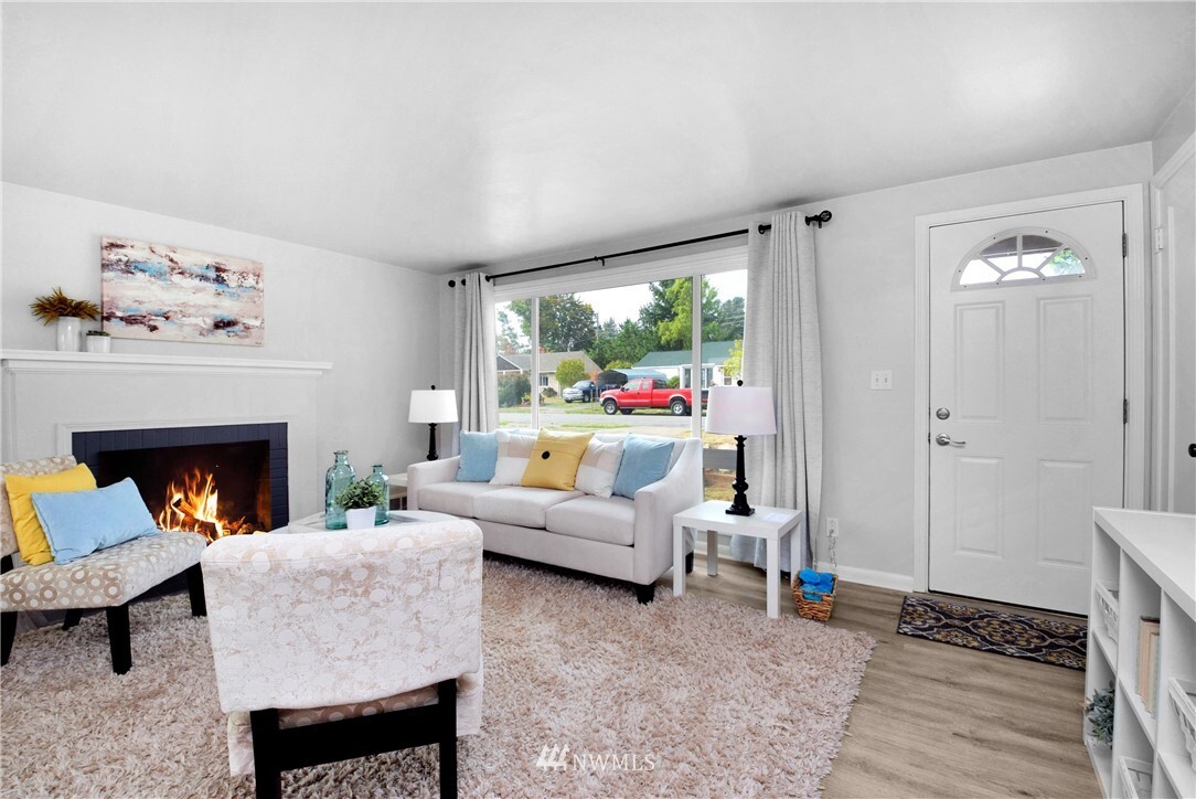Property Photo: 15814 9 Avenue NE WA 98155
