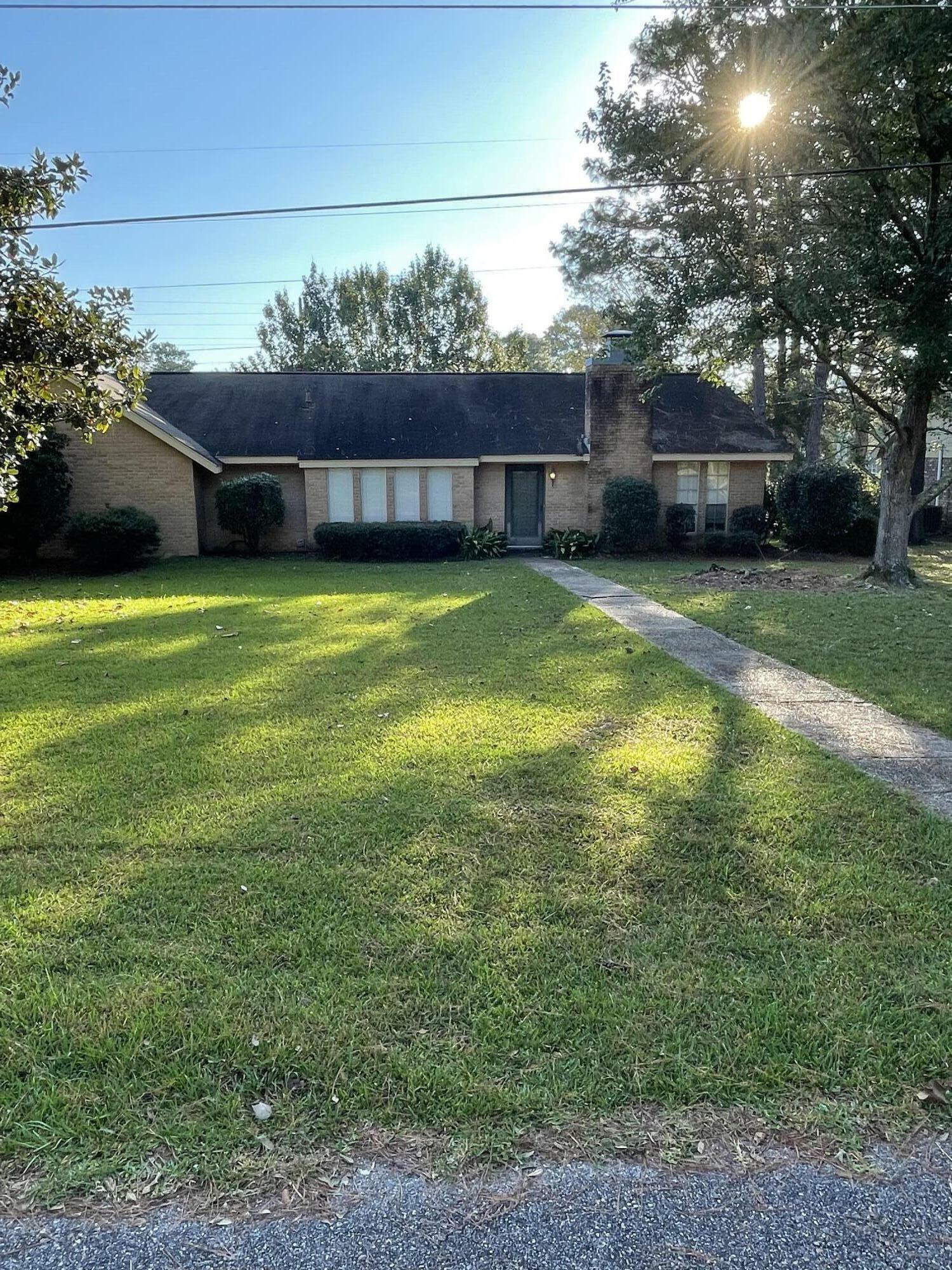 Property Photo:  612 Southeast Cir.  MS 39402 