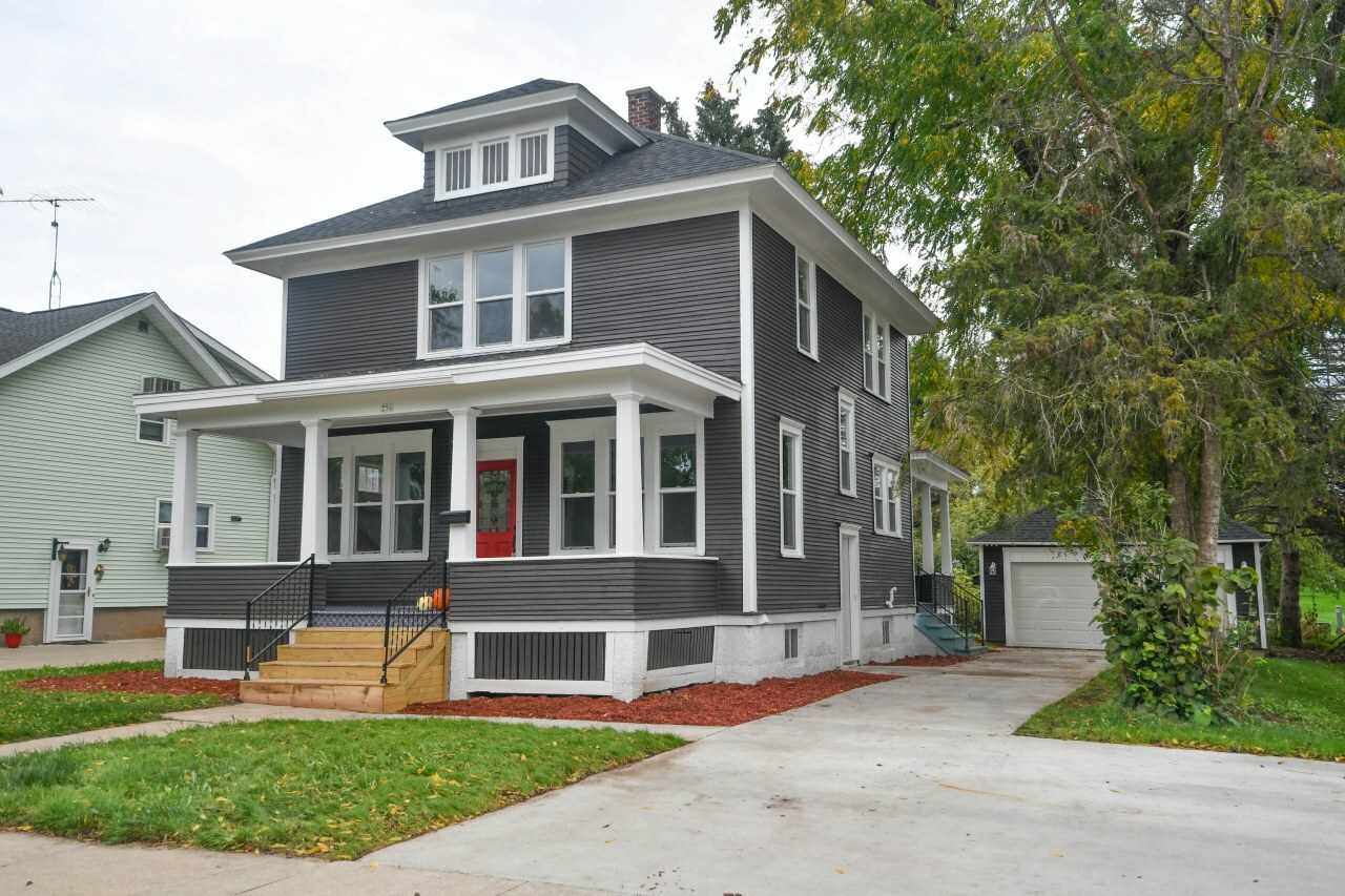 Property Photo:  256 Maple Ave  WI 53039 