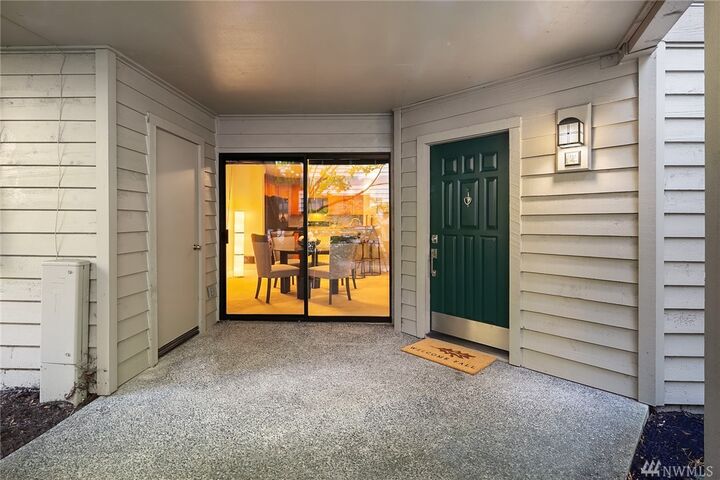 Property Photo: 1256 Bellevue Wy NE 3 WA 98004