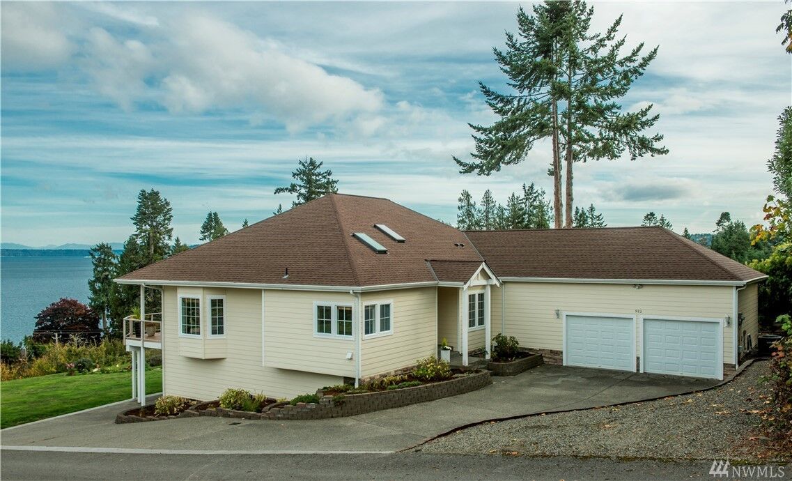 Property Photo: 912 Colchester Dr E WA 98366