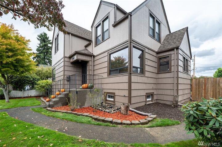 Property Photo:  108 F St SE  WA 98002 