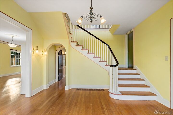 Property Photo:  619 Laurel Dr  WA 98201 