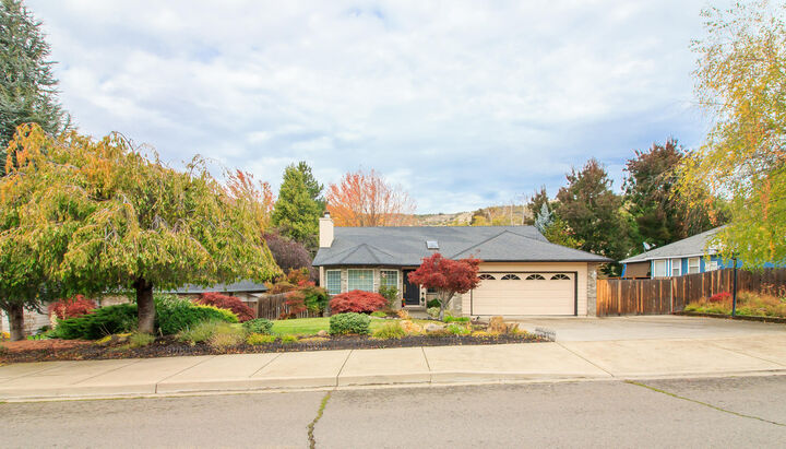 4733 Hillcrest Road  Medford OR 97504 photo