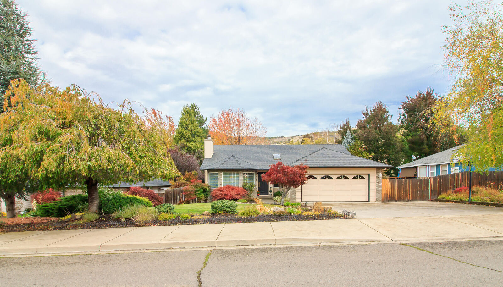 Property Photo:  4733 Hillcrest Road  OR 97504 