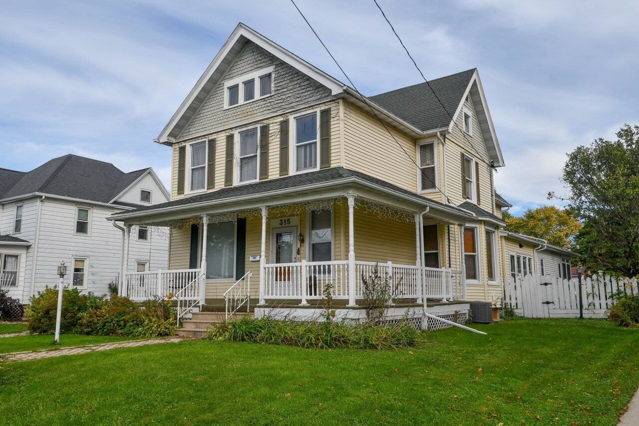 Property Photo:  315 Grove St  WI 53916 