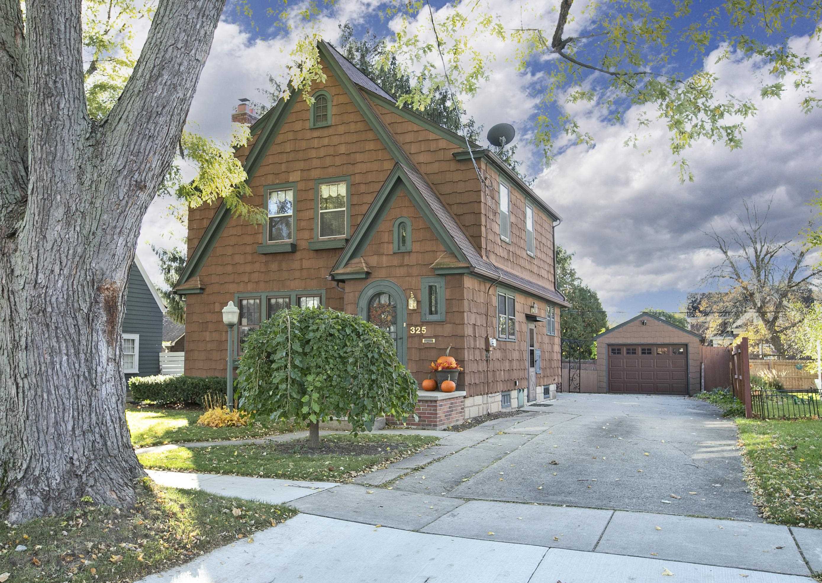 Property Photo:  325 E Randall Street  WI 54911 