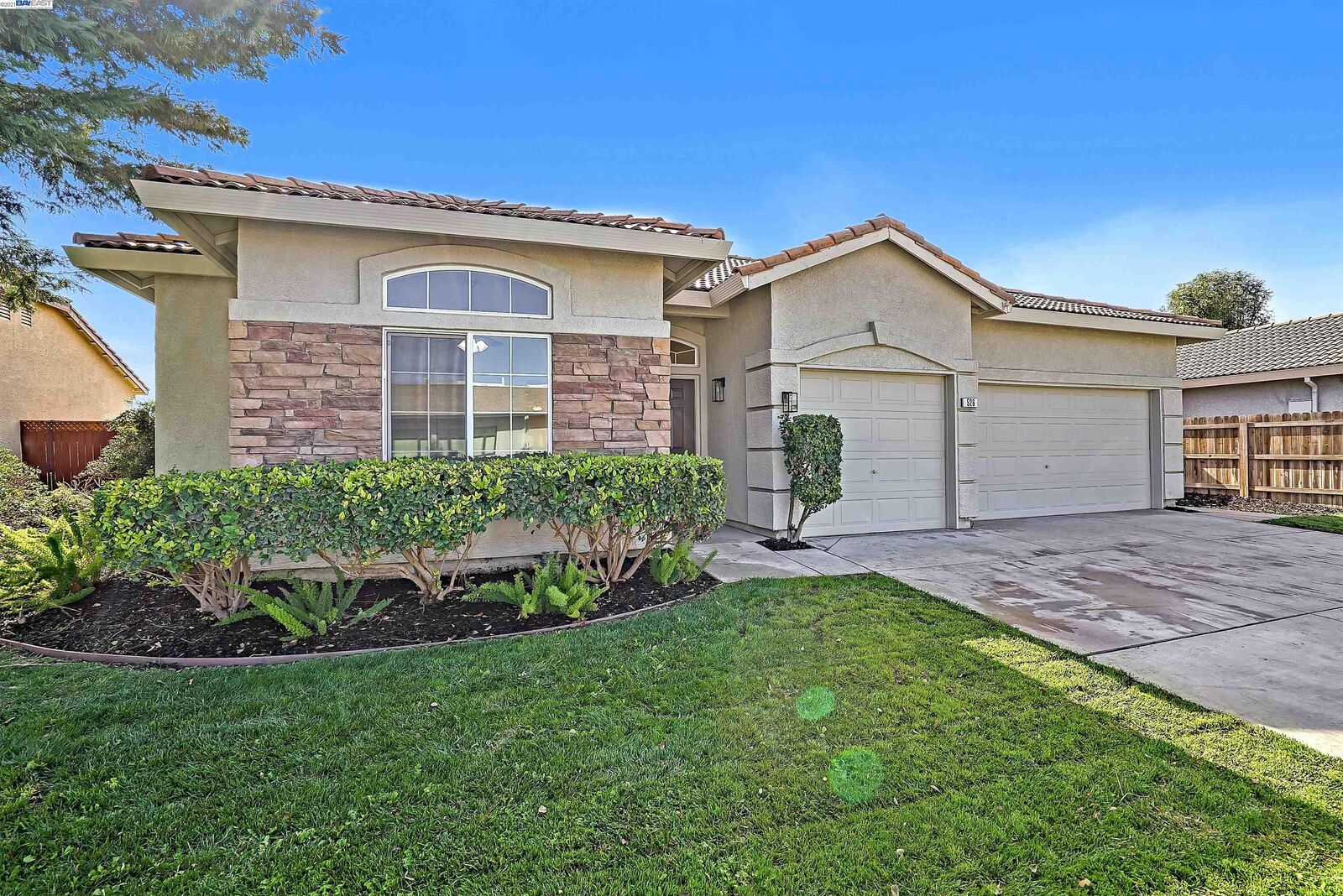 Property Photo: 526 Banff Dr CA 95360