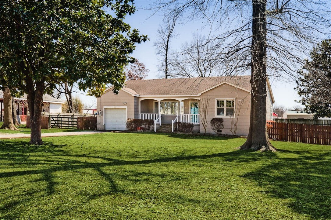 Property Photo:  320 W Kenwood Street  AR 72761 