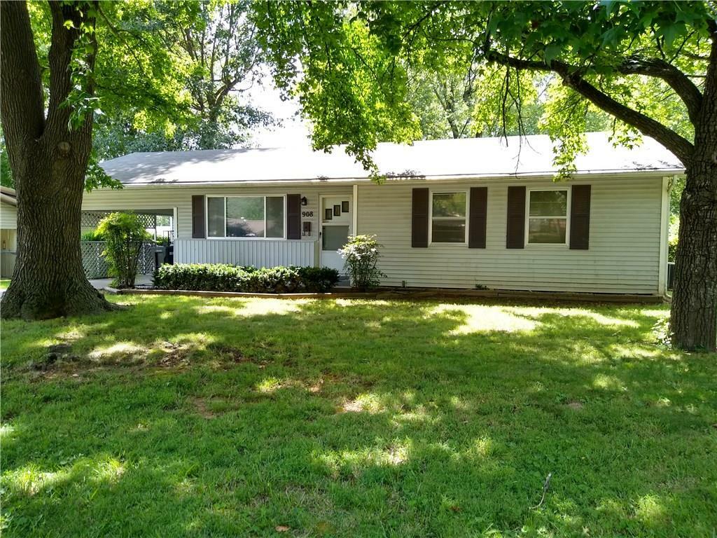 Property Photo:  908 N 10th Street  AR 72756 