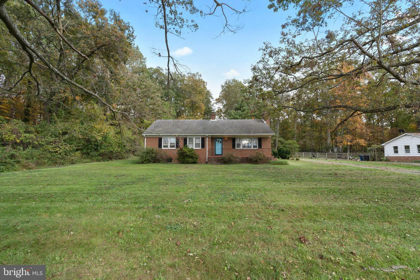 Property Photo: 18884 Airmont Road VA 20132