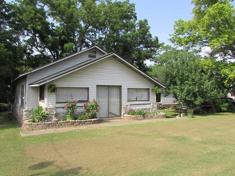 Property Photo:  615 NE 2nd Street  AR 72712 