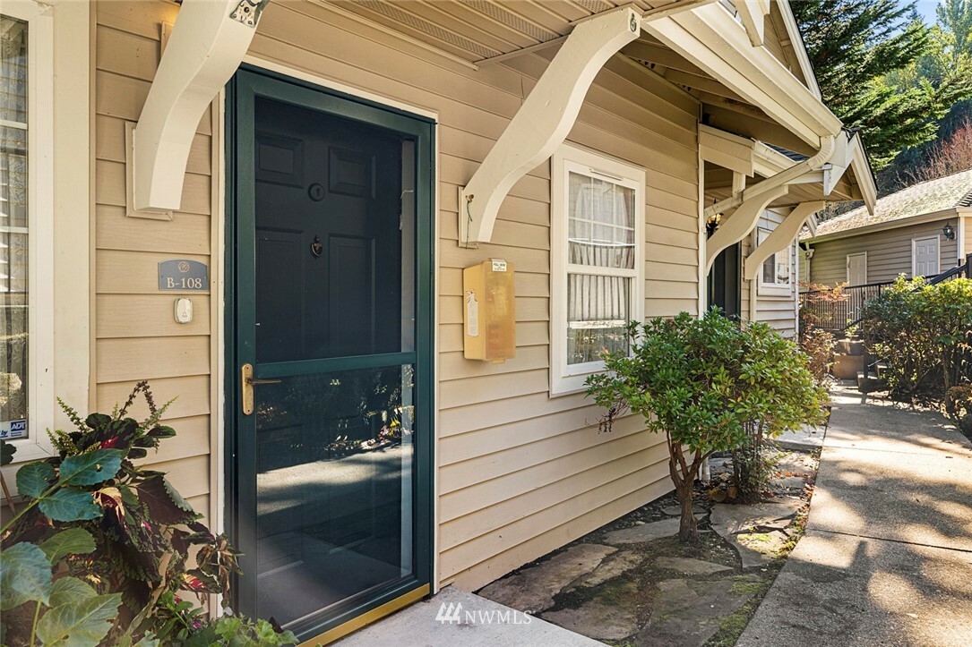 Property Photo:  2300 Jefferson Avenue NE B108  WA 98056 