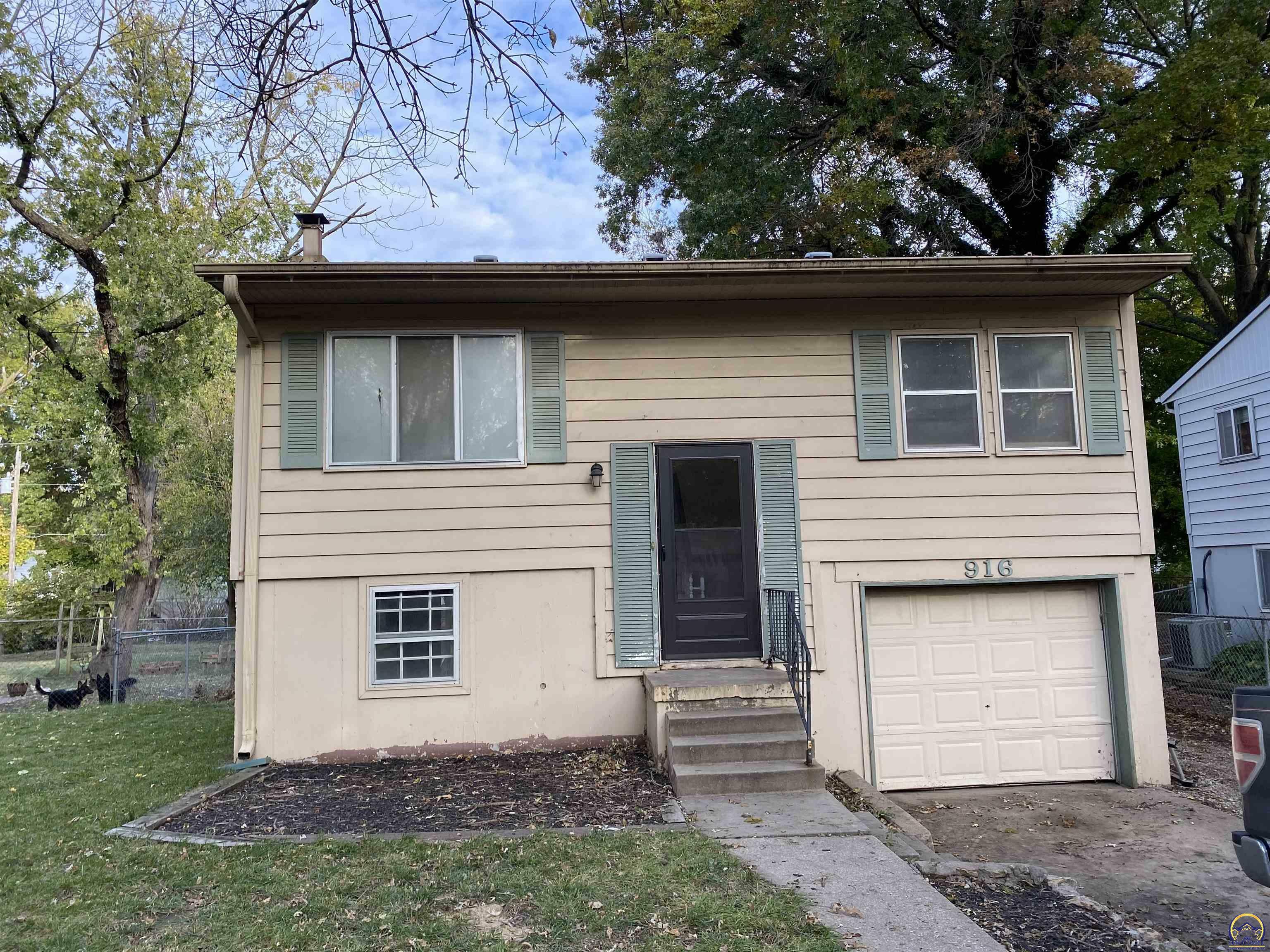 Property Photo:  916 SW Watson Ave  KS 66606 