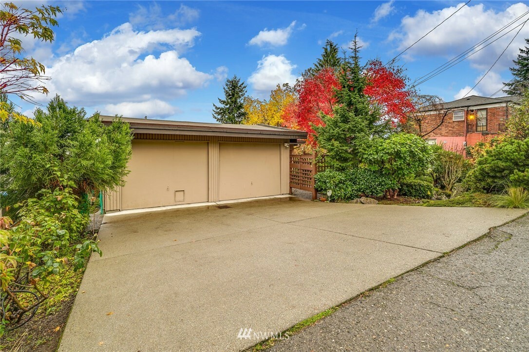 Property Photo:  1818 Amherst Place W  WA 98199 