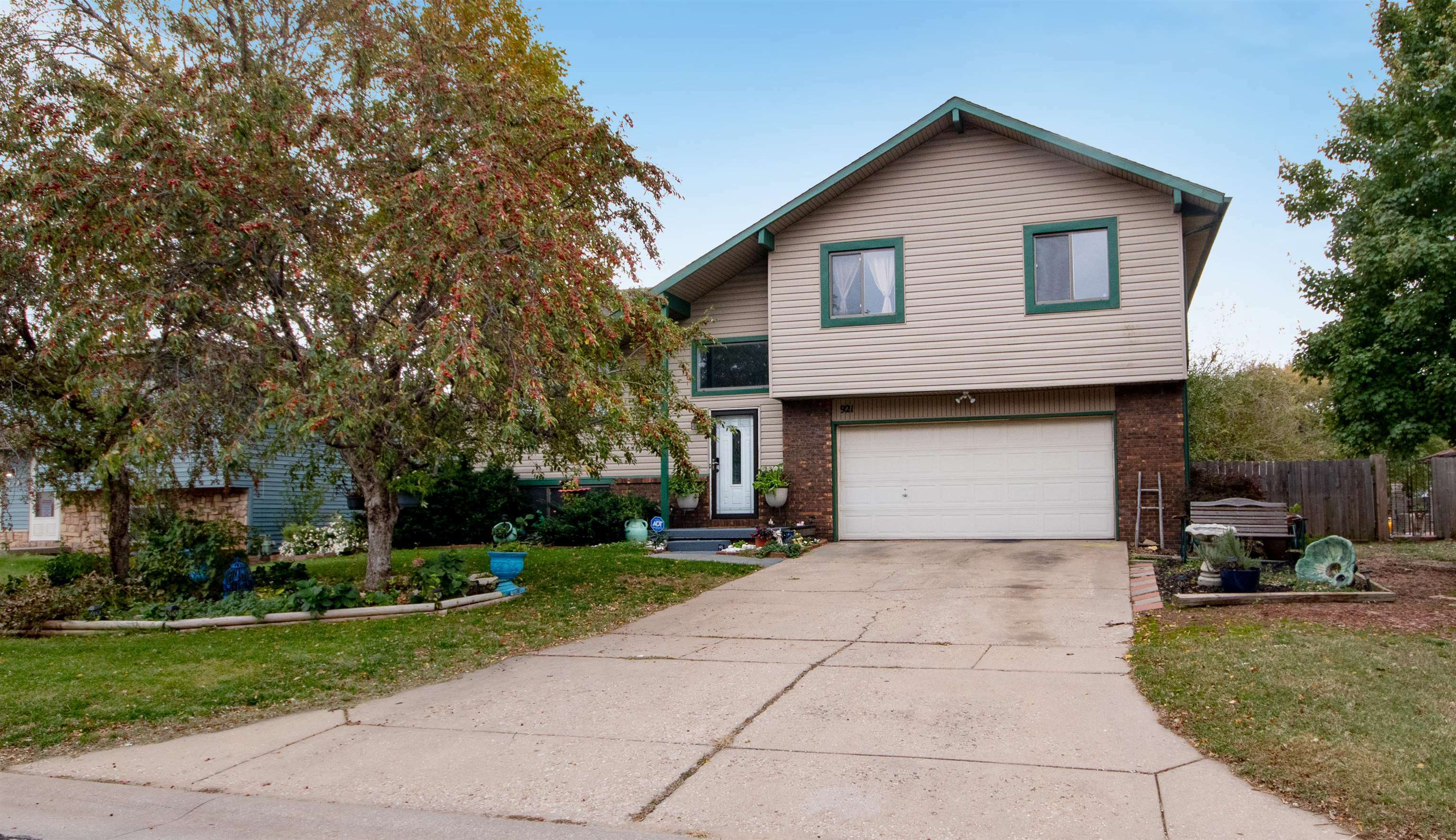 Property Photo:  921 E 53rd St S  KS 67216 