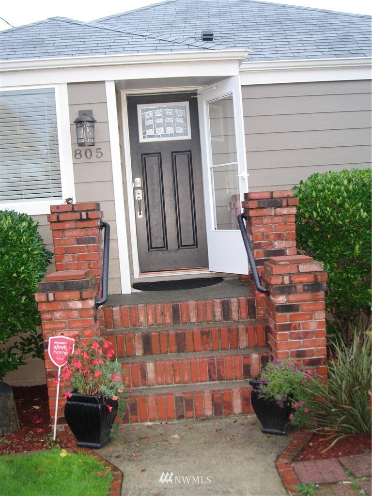 Property Photo:  805 High Avenue S  WA 98057 