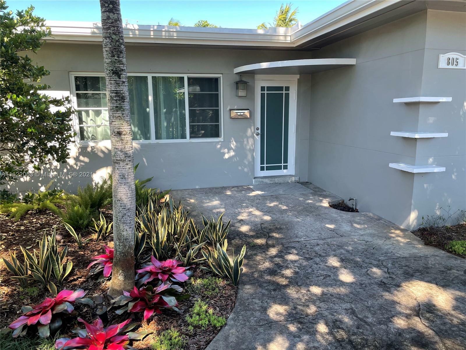 Property Photo:  805 NE 20th Dr E  FL 33305 