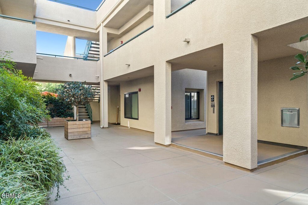 Property Photo: 484 S Euclid Avenue 303 CA 91101