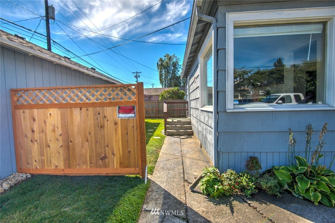 Property Photo: 1901 Lombard Avenue WA 98201