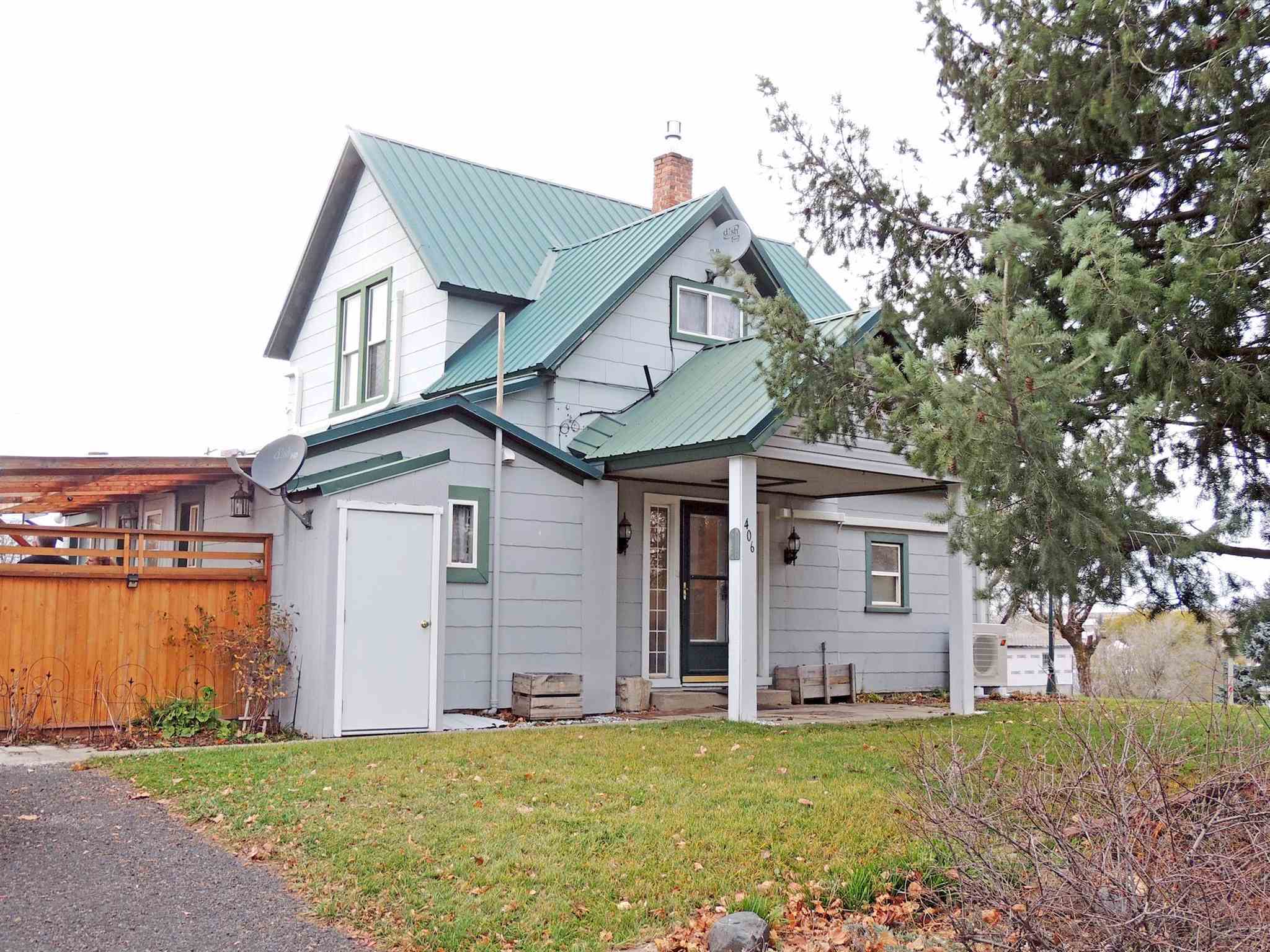 Property Photo:  406 SE Brace St  WA 99185 