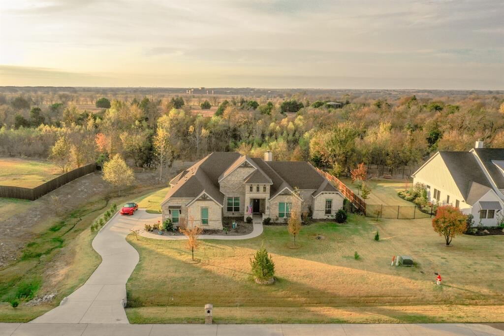 Property Photo:  204 Denali Way  TX 75167 