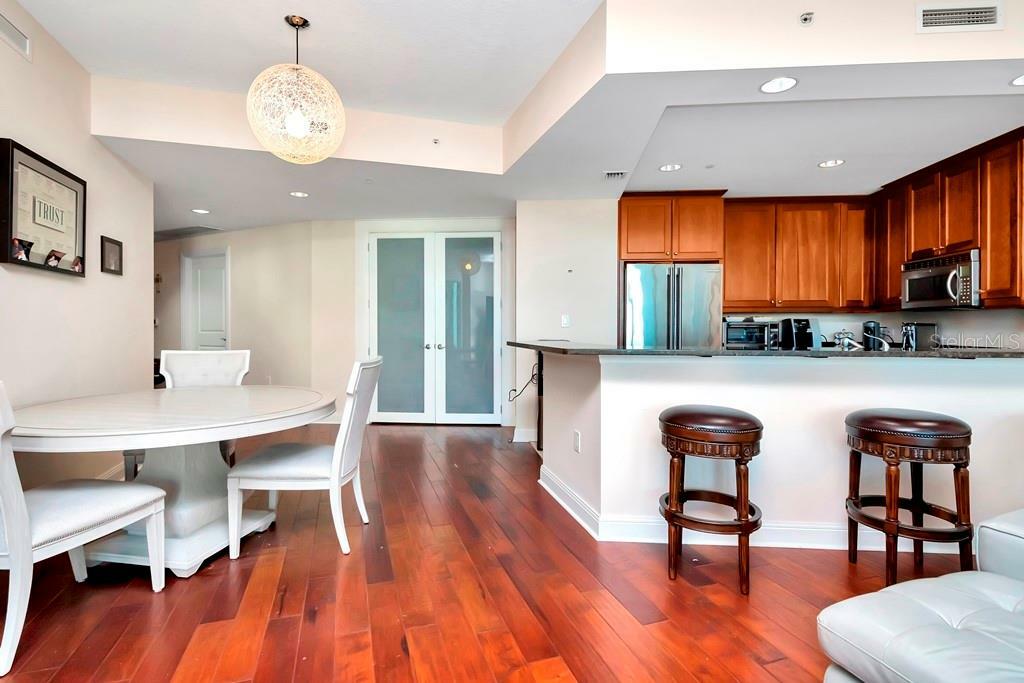 Property Photo:  450 Knights Run Avenue 1003  FL 33602 