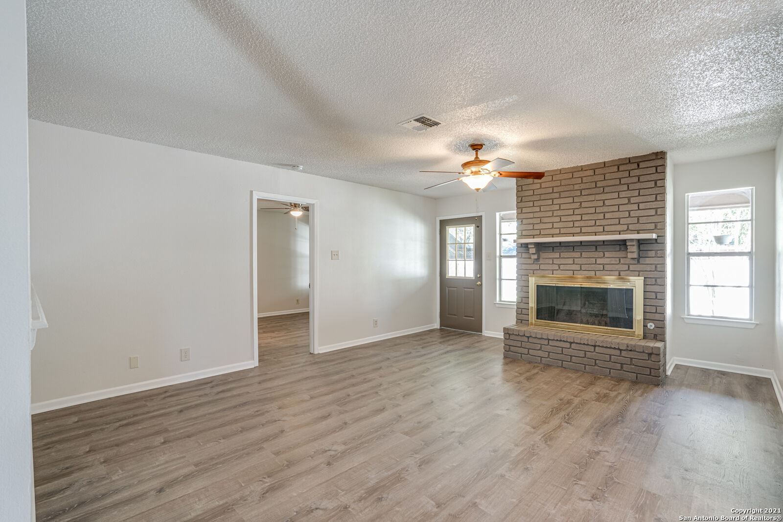 Property Photo: 209 Jeanette Dr TX 78109