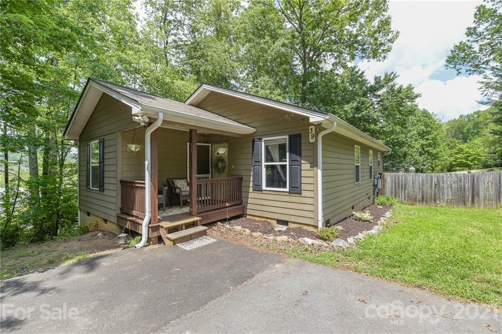 Property Photo:  39 Sandhurst Drive  NC 28806 